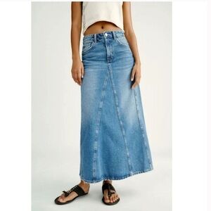 ZARA High Waist Denim Midi Skirt in Medium Wash Size S
